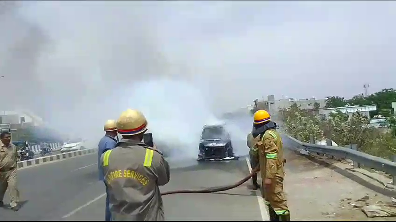 लखनऊ: रोड पर दौड़ती वैगनआर सीएनजी कार में लगी आग, देखें वीडियो