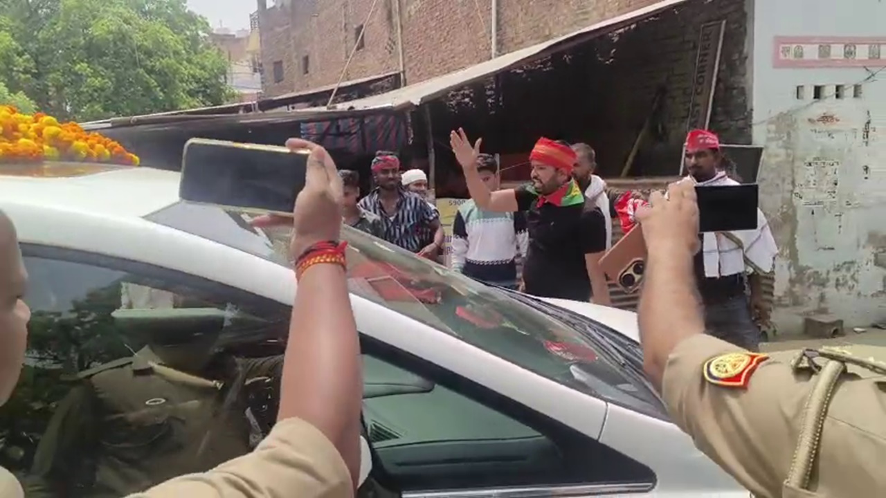 जौनपुर: बहरी प्रत्याशी का विरोध करने पर सपा विधायक पंकज पटेल ने कार्यकर्ता को पीटा