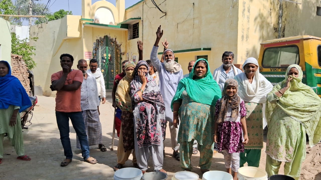 प्रयागराज: पानी नहीं तो वोट नहीं, ग्रामीणों ने मतदान बहिष्कार की चेतवानी देते हुए किया हंगामा