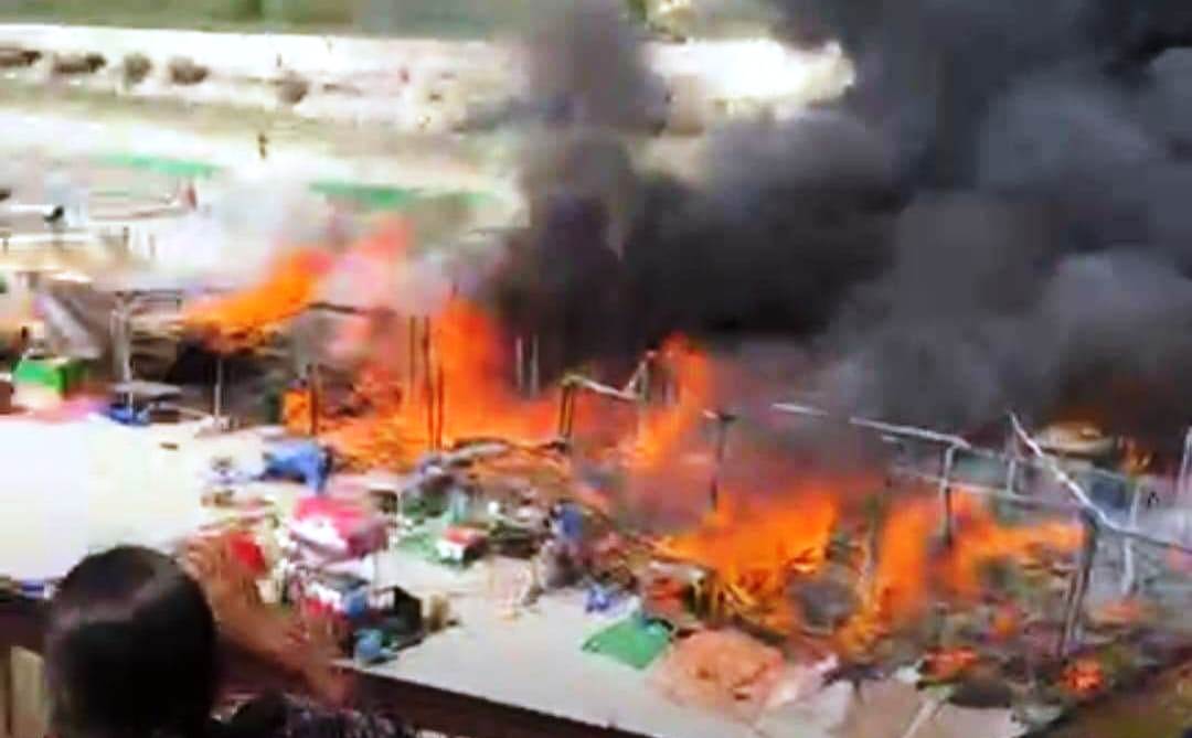 ब्रेकिंग - रामनगर: गिरिजा मन्दिर परिसर की दुकानों में लगी भीषण आग 