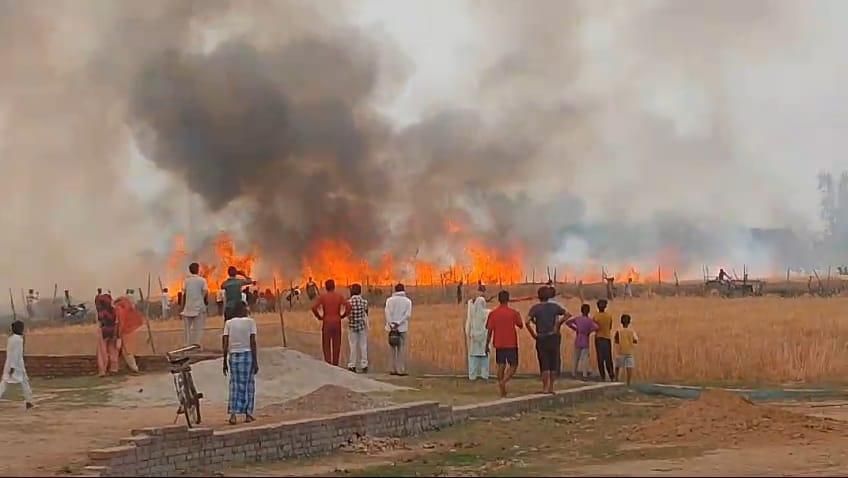 लखीमपुर देहात में लगी भीषण आग, 50 बीघा गेहूं समेत 5 घर जलकर राख