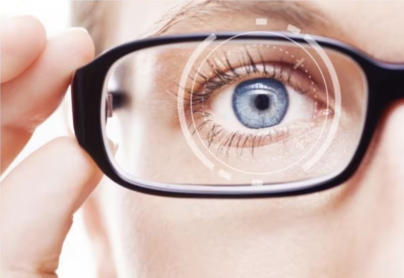क्या आपको चश्मा लगाने की जरूरत है, जानिए आंखों की जांच कब करानी चाहिए?