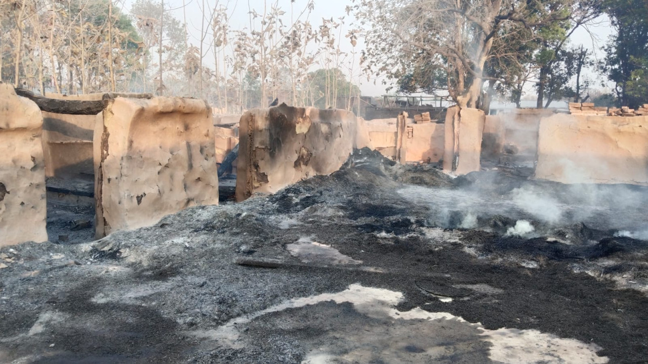 बलरामपुर: अज्ञात कारणों से लगी आग में 38 परिवार तबाह