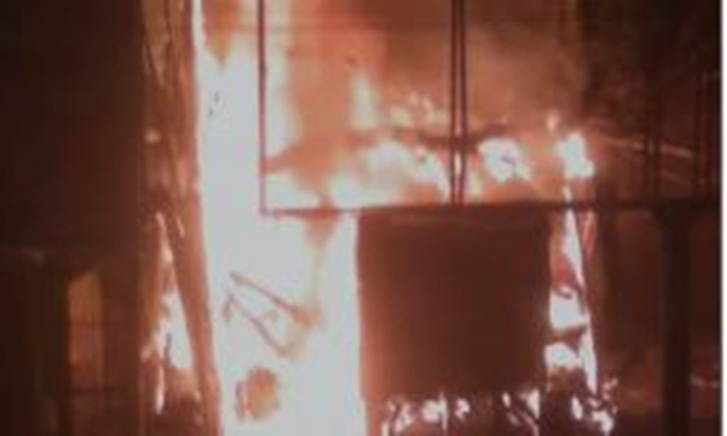 Bareilly News: एमबी इंटर कॉलेज के पास 4 दुकानों में लगी आग, सामान जलकर खाक