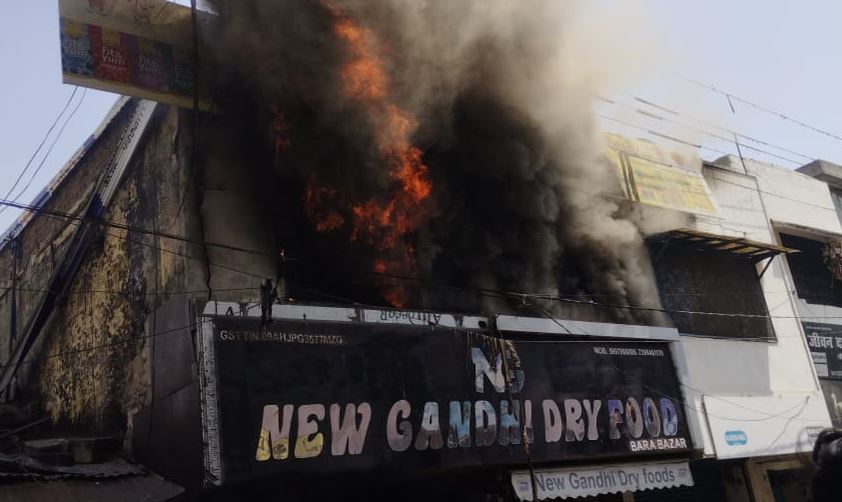 बदायूं: बीच बाजार शॉर्ट सर्किट से दुकान में लगी आग, लाखों का सामान जलकर राख