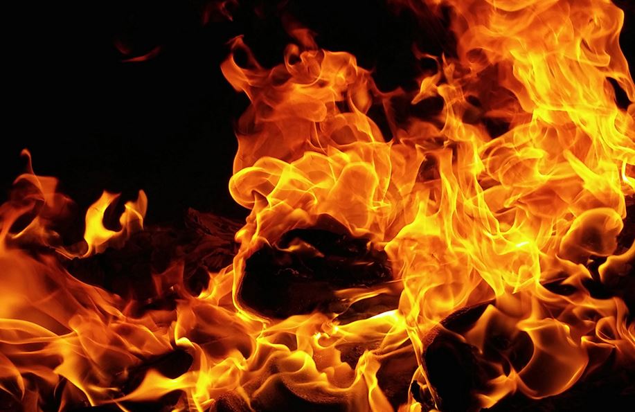 लखीमपुर-खीरी: गन्ने की पताई जलाने के दौरान लपटों से घिरे किसान की जिंदा जलकर मौत