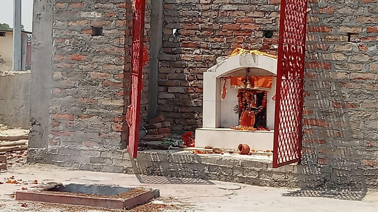 Unnao: वांछित फल पूरे करती है मां दुर्गा व गौरी-गणेश की मूर्ति, 40 साल पहले कोई रेलवे स्टेशन पर छोड़ गया था प्रतिमा