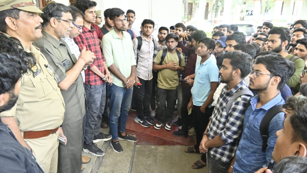 Kanpur: छात्रों ने HBTU में फिर किया प्रदर्शन; बोले- 'जल्द मांग पूरी न हुई तो करेंगे बड़ा प्रदर्शन' 