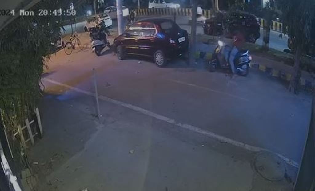Bareilly News: पॉश इलाके से एक्टिवा उड़ा ले गया चोर, घटना CCTV में कैद