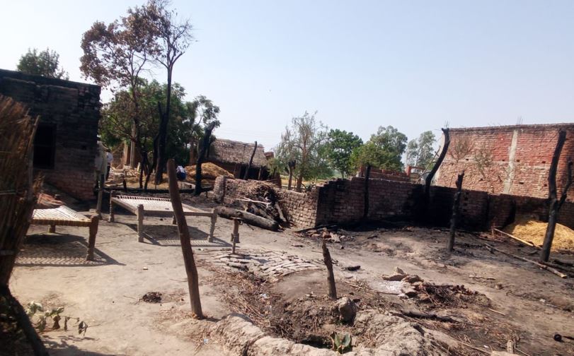 लखीमपुर-खीरी: पटाखे की चिंगारी से लगी आग, सात घर खाक