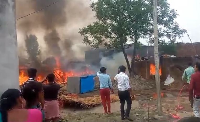 लखीमपुर-खीरी: बालूडीह में अज्ञात कारणों से लगी आग, कई घर खाक 