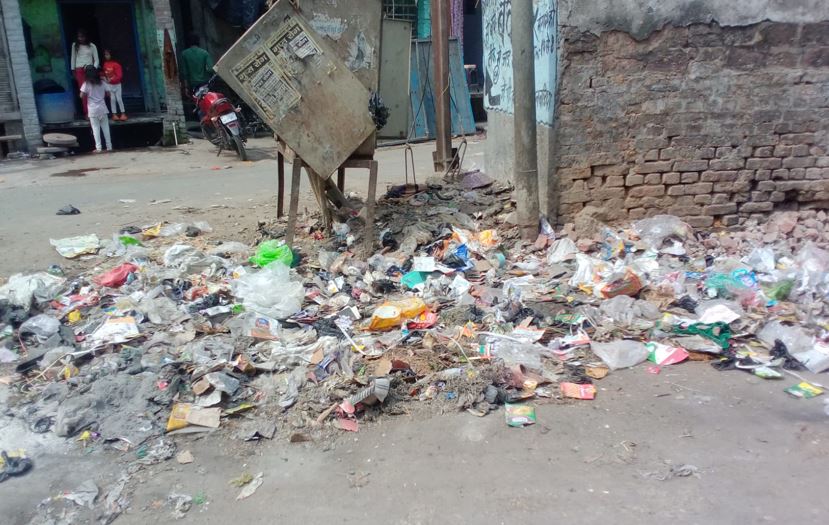 बदायूं: नवरात्र में भी शहर की सफाई नहीं करा पाई पालिका, जगह-जगह लगे गंदगी के ढेर 