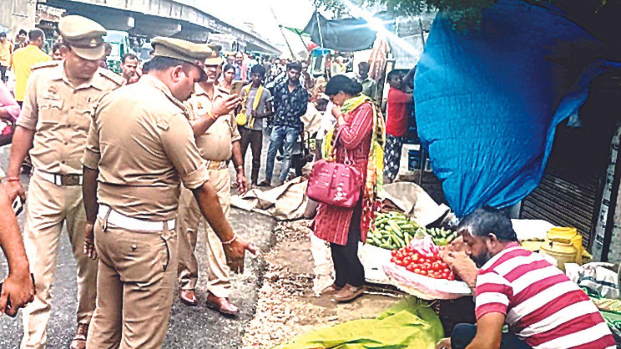 Kanpur: उच्चाधिकारियों के आदेश पर यातायात पुलिस ने सड़क को अतिक्रमण से कराया मुक्त; अनाधिकृत वाहनों के काटे चालान