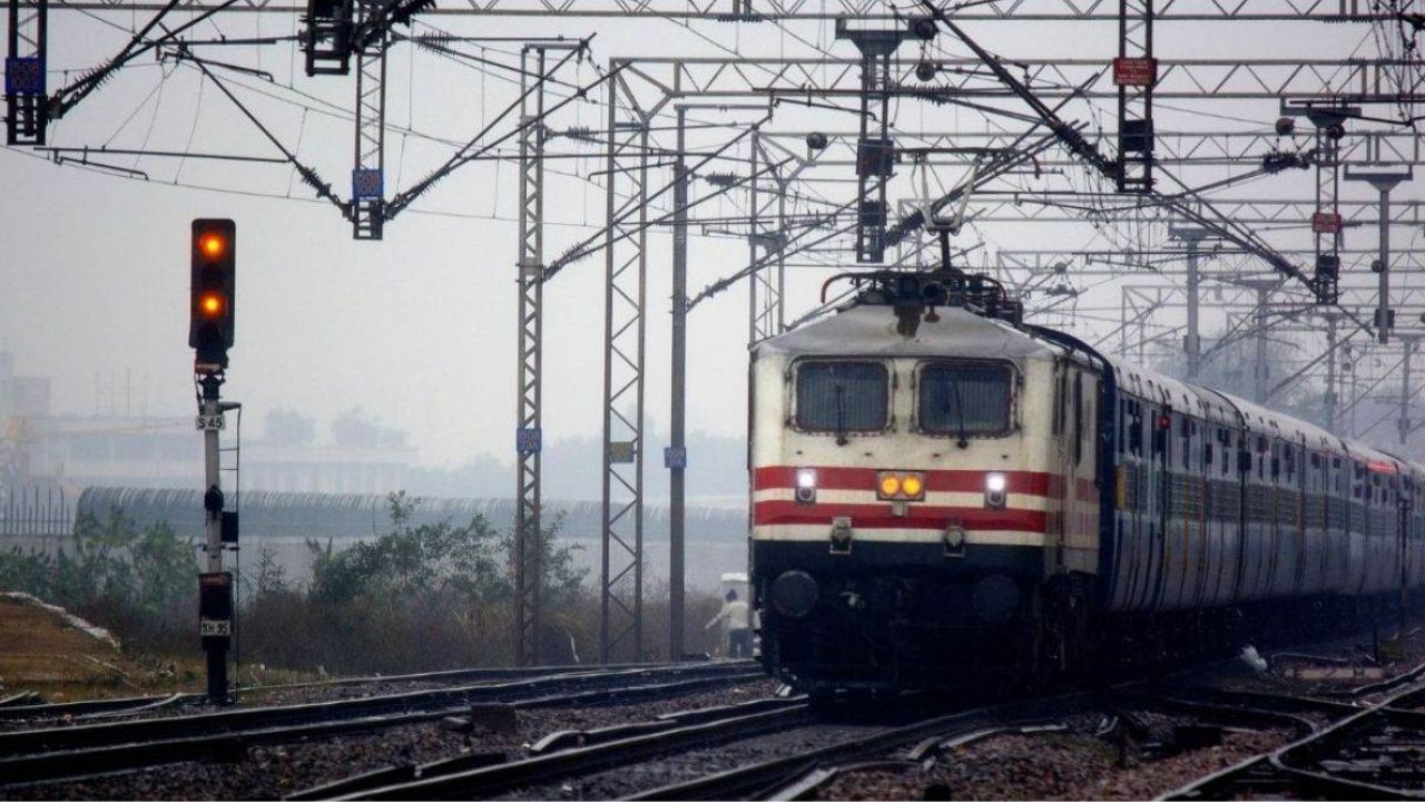 Kanpur: भीषण गर्मी में स्पेशल ट्रेनें 13-13 घंटे लेट; अटक रहे यात्रियों के जरूरी काम, सफर में पानी के भी पड़े लाले