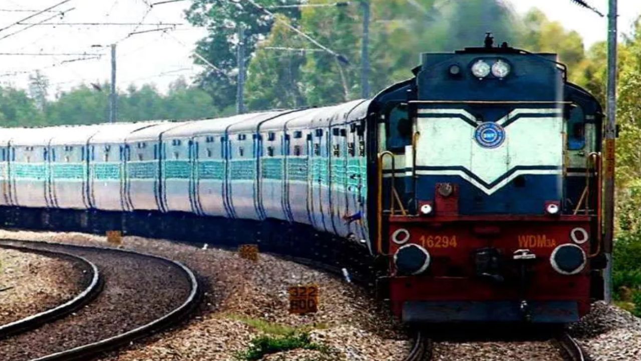 Kanpur: गर्मी में ट्रेनों की लेटलतीफी से यात्री बेहाल; घंटों देरी से चल रहीं ट्रेनें, पानी की मारामारी, रेलवे अधिकारी बोले ये... 