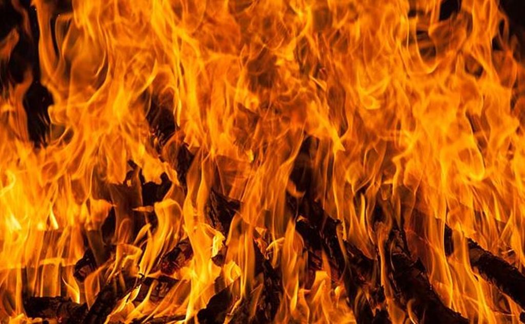 हल्द्वानी: झुग्गियों में लगी भीषण आग, कई झोपड़ियां जलकर हुईं राख 