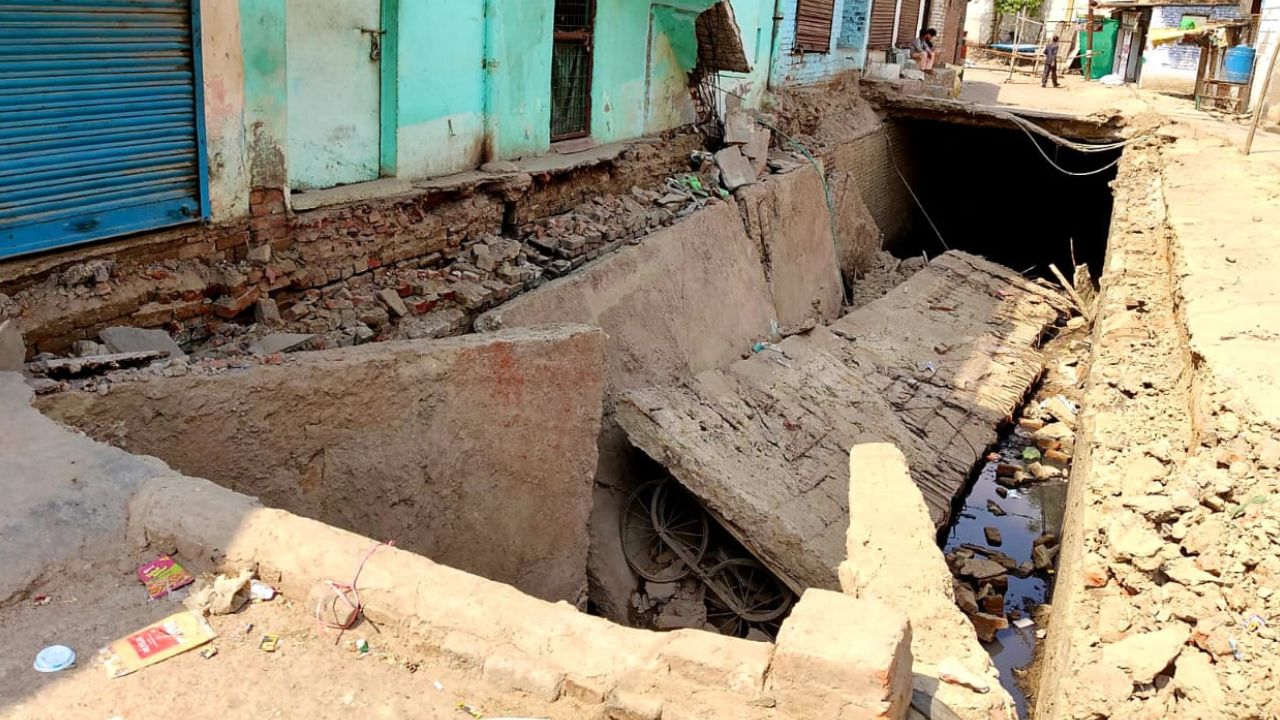 Kanpur: जाजमऊ में भरभरा के धंसा नाला; बड़ी घटना होते टली, पिछले कई दिनों से नाले के आसपास मौजूद थी दरारें