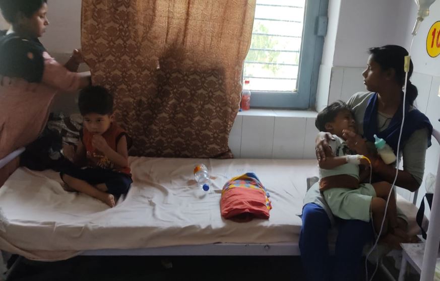 Bareilly News: डायरिया का प्रकोप, एक बेड पर भर्ती करने पड़ रहे दो-दो बच्चे