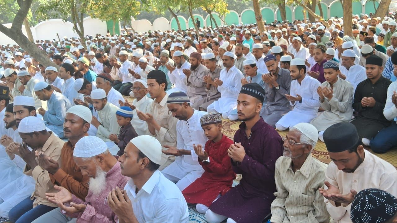Farrukhabad: शांतिपूर्ण माहौल में अदा की गई ईद की नमाज; देश में अमन के लिए लोगों ने मांगी दुआ, पुलिस प्रशासन रहा मुस्तैद
