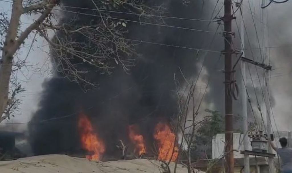 बरेली: परसाखेड़ा में फोम फैक्ट्री में लगी आग, लाखों का सामान जला
