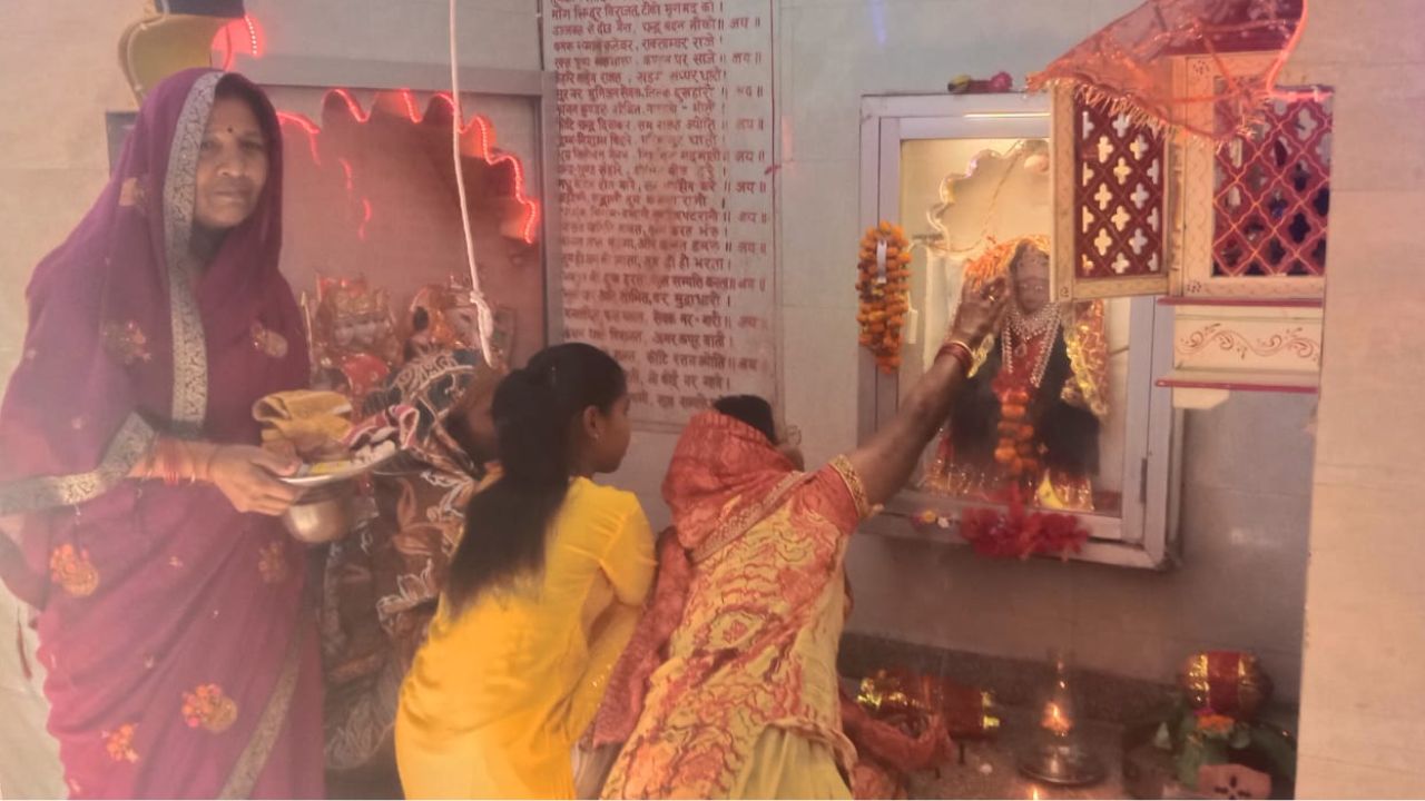 Fatehpur News: शुभ मुहूर्त में घट स्थापना के साथ शुरू चैत्र नवरात्र; मां शैलपुत्री से भक्तों ने मांगा आशीर्वाद