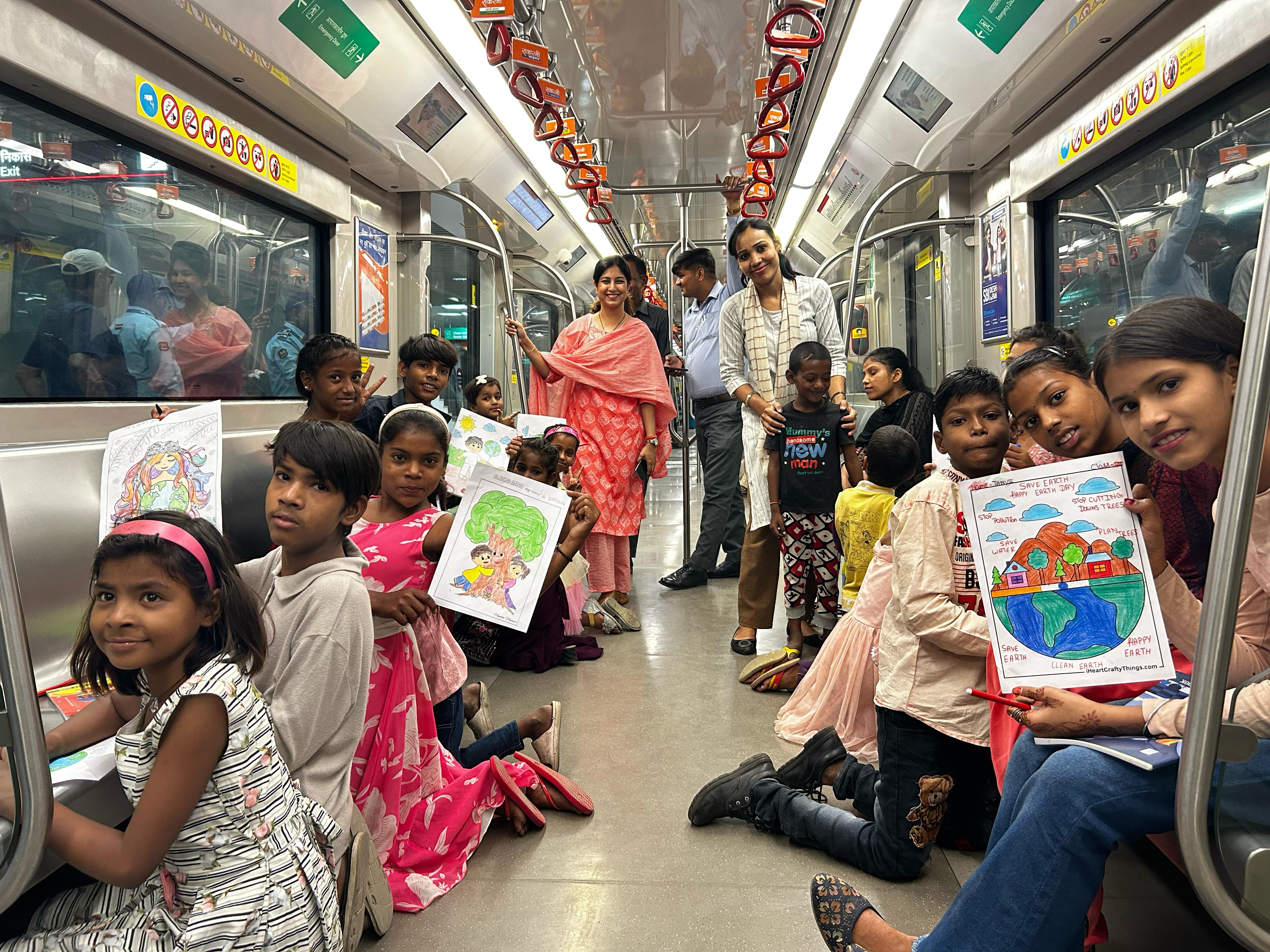 लखनऊ मेट्रो ने चलती ट्रेन में बच्चों संग मनाया “फन ऑन व्हील्स”