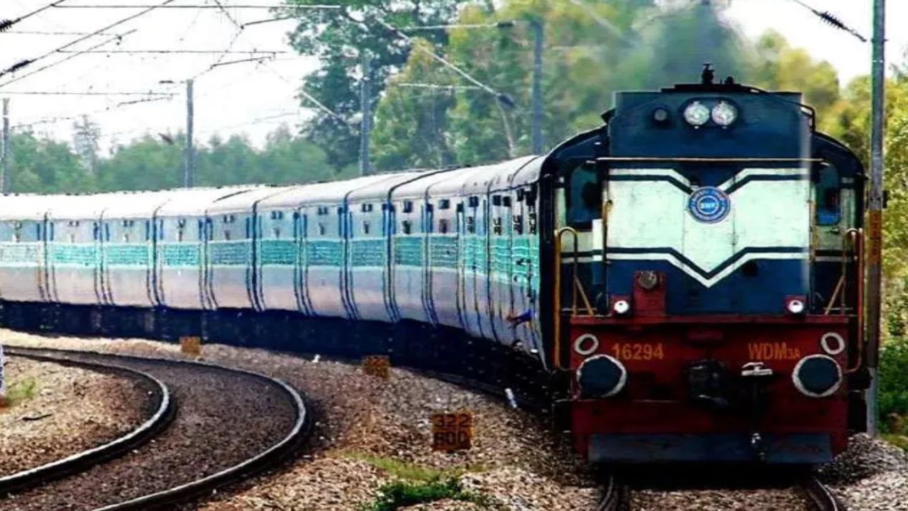 Kanpur: घंटों देरी से पहुंच रहीं स्पेशल ट्रेनें; कोच में यात्री धक्के खाने को हो रहें मजबूर, भीड़ के चलते बीमार हो रहे लोग