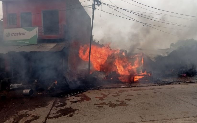 शाहजहांपुर: मिर्जापुर कस्बे में लगी भीषण आग, खोखानुमा छह दुकानें जलकर राख 