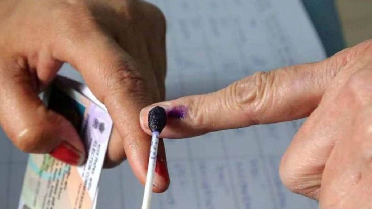 Kanpur: मतदान प्रतिशत बढ़ाने के लिए प्रशासन ने कसी कमर; यूट्यूबरों से मतदान संबंधी रील बनवाने के दिए निर्देश