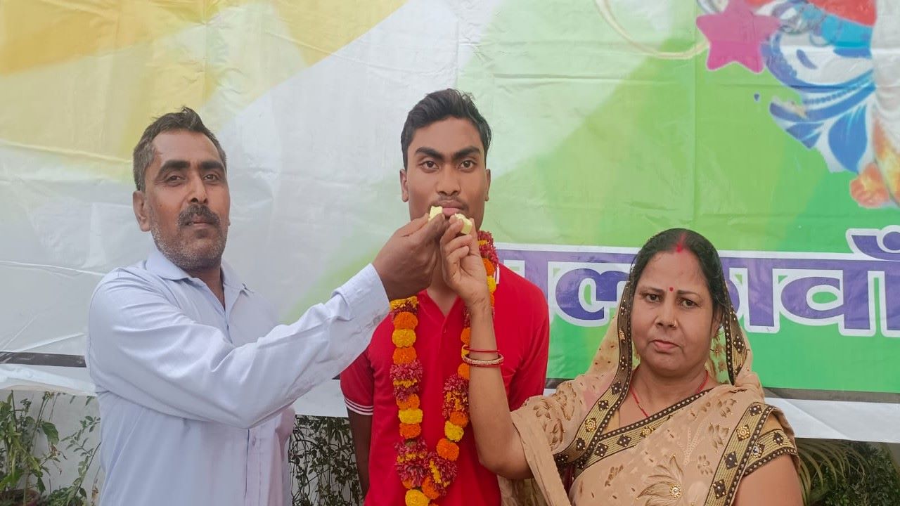 UP Board Topper:हरदोई में किसान के बेटे ने प्रदेश में 8वां स्थान पाकर लहराया परचम