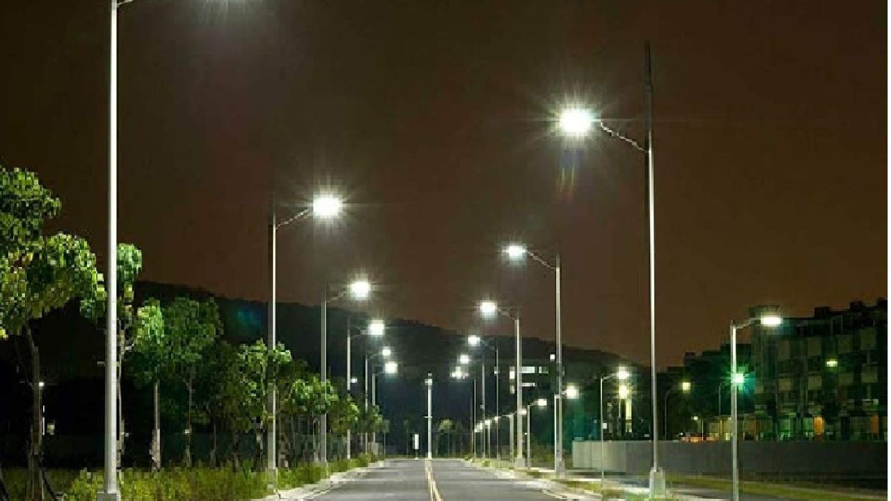 Kanpur: लाइटें तो लगाईं पर नहीं हो सका कनेक्शन; 100 रुपये के तार की वजह से 4300 स्ट्रीट लाइटें बंद