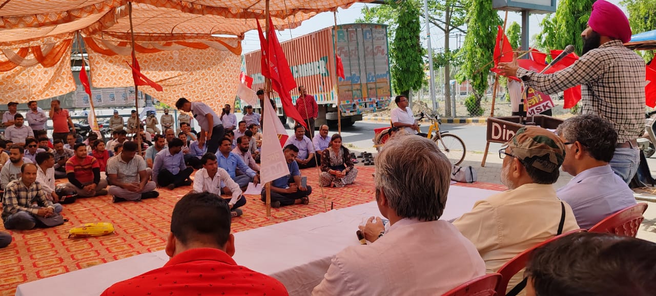 रुद्रपुर: श्रमिकों ने उठाई चार लेबर कोर्ट कानून वापस लेने की मांग