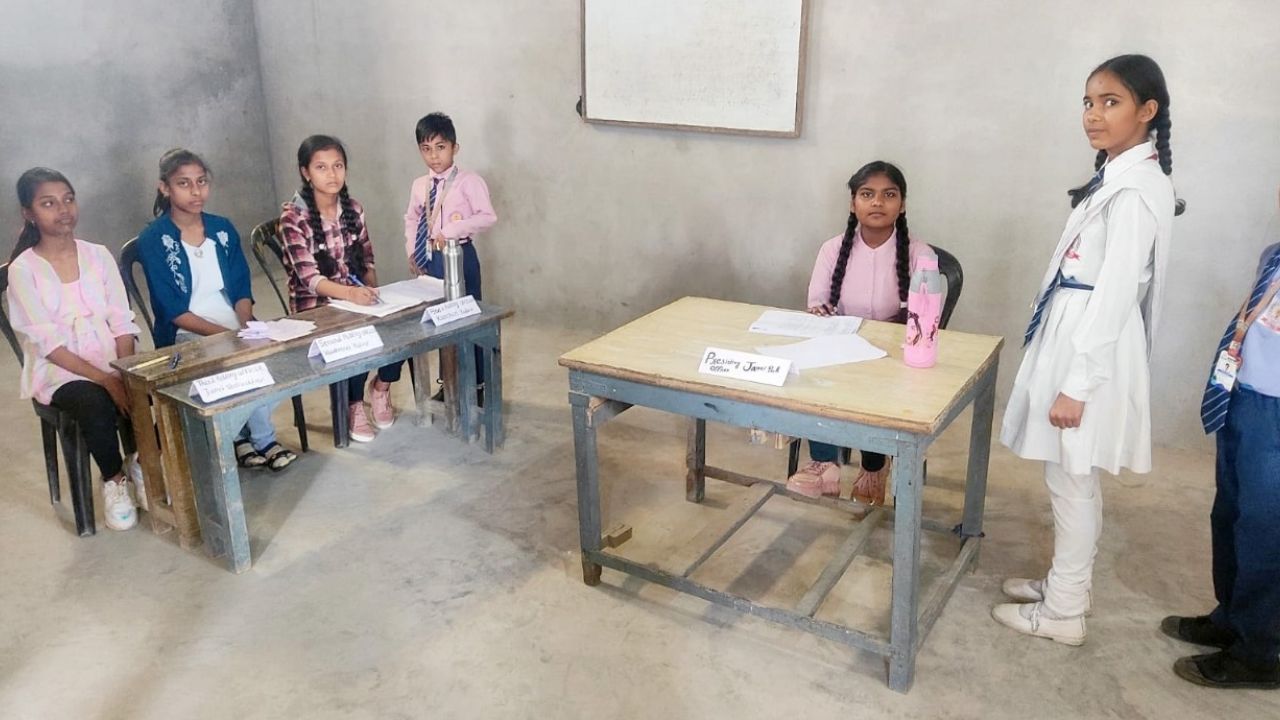 Kannauj: बच्चों ने किया मतदान, अध्यापकों ने गिने वोट, स्कूल में मॉक ड्रिल से समझाई गई निर्वाचन प्रक्रिया