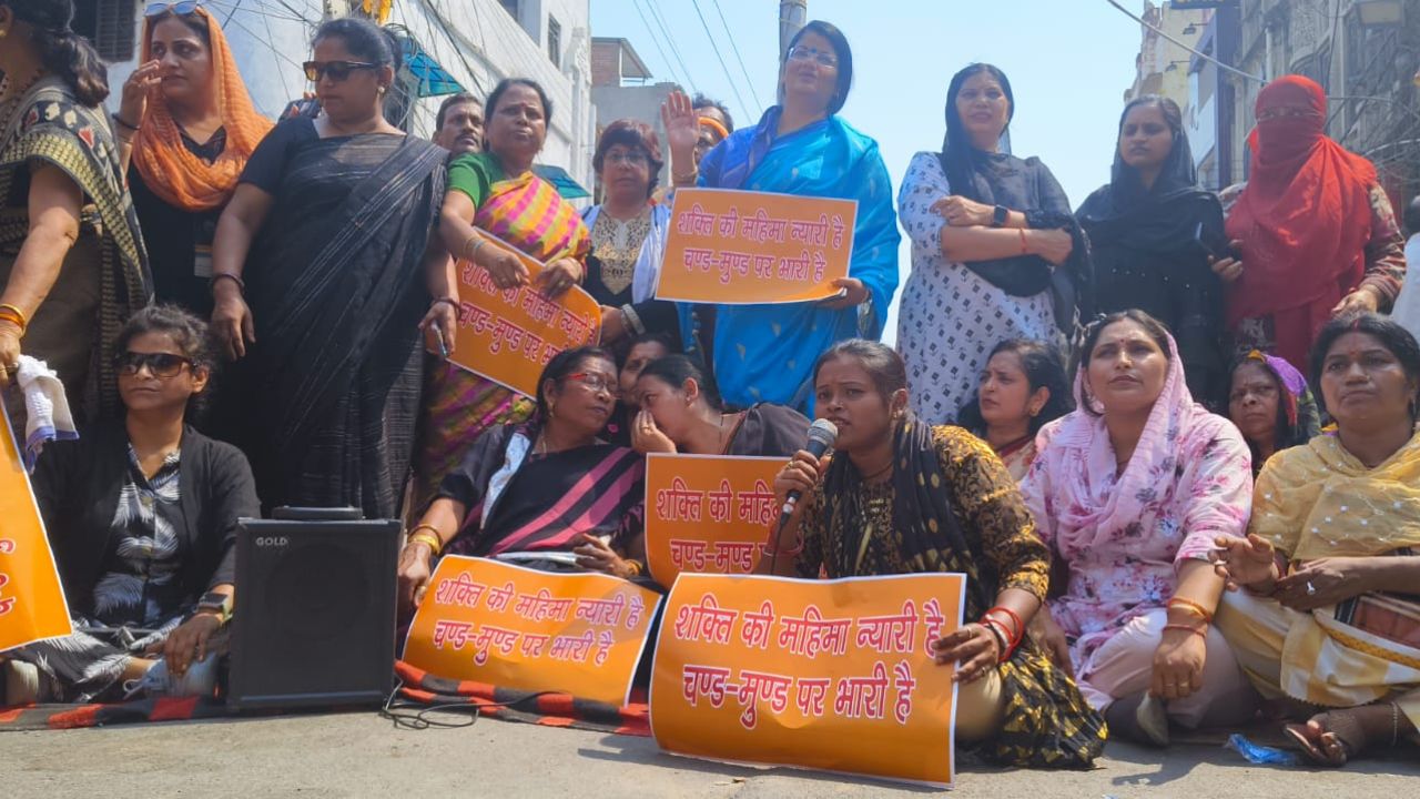 Kanpur: राहुल गांधी की टिप्पणी को लेकर विरोध कर रही महिलाओं ने सीसामऊ ACP पर लगाया अंगुली मरोड़ने का आरोप, सड़क की जाम