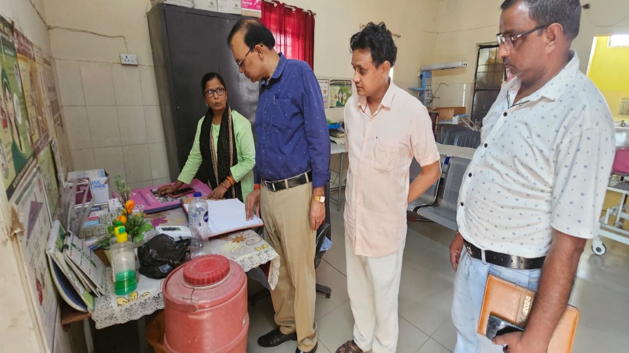 बलरामपुर: अस्पताल से गायब 14 कर्मियों का सीएमओ ने रोका वेतन, सीएचसी शिवपुरा का किया निरीक्षण