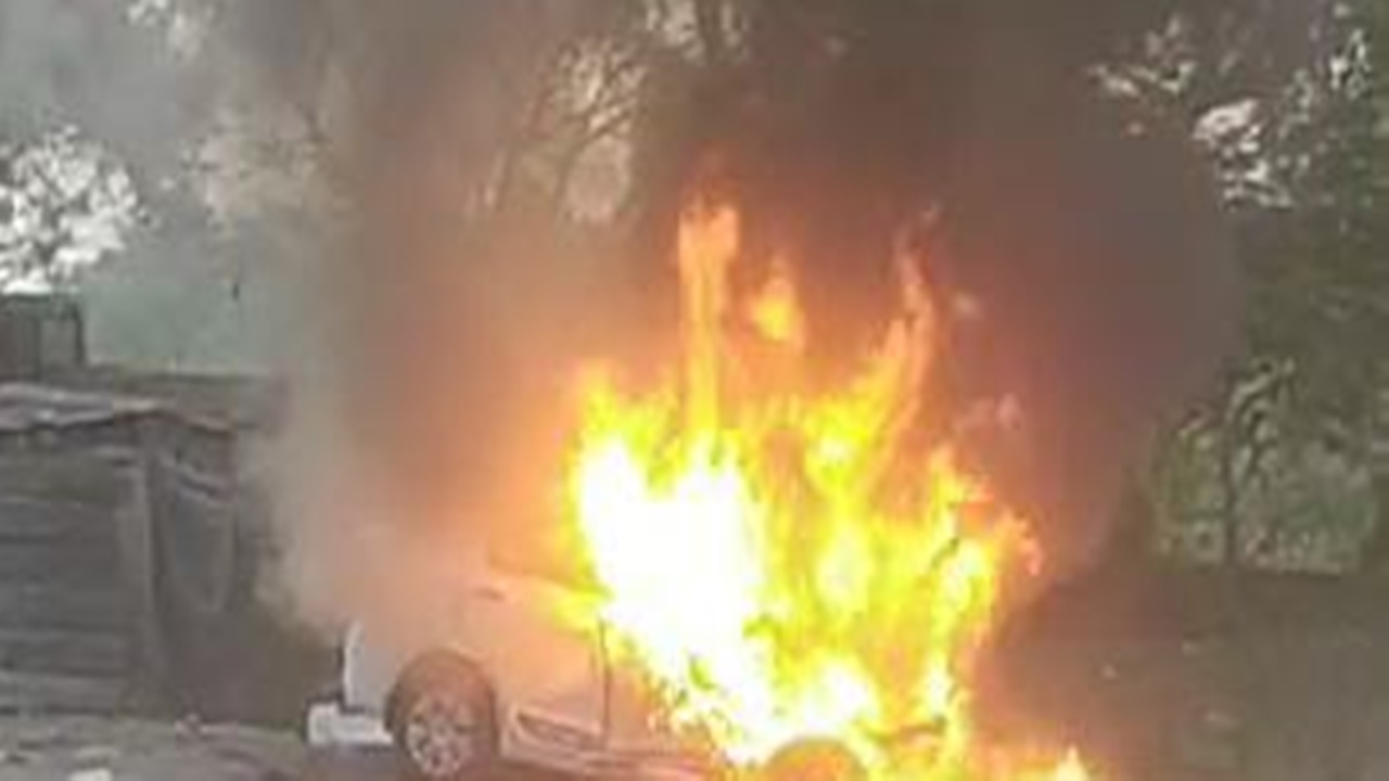 प्रतापगढ़ में भीषण सड़क हादसा: हाईवे पर डंपर की टक्कर से जलने लगी कार, दो की मौत, तीन गंभीर