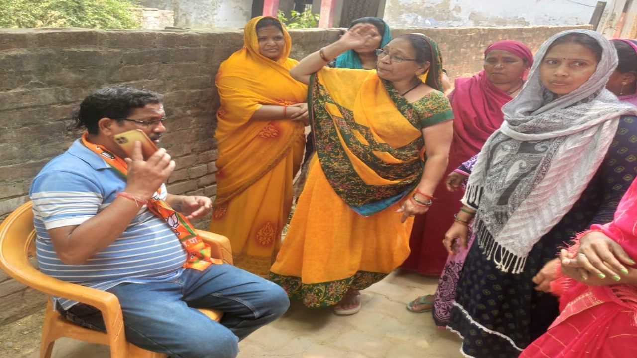 जौनपुर में पेयजल के लिए हाहाकार, महिलाओं ने सभासद प्रतिनिधि को बनाया बंधक-Video