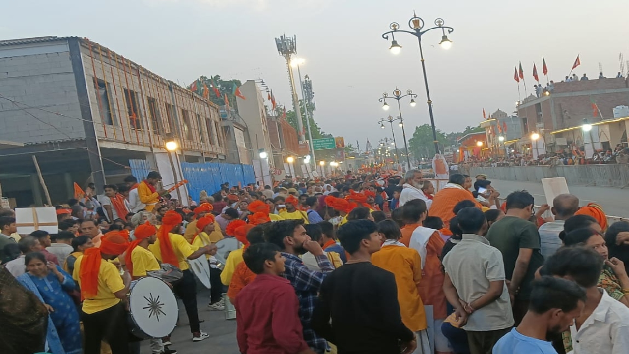 PM modi ayodhya visit: प्रधानमंत्री नरेंद्र मोदी पहुंचे अयोध्या, रामलला का दर्शन कर शुरू करेंगे रोड शो
