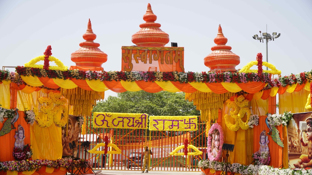 PM modi ayodhya visit: एयरपोर्ट से अयोध्या धाम के लिए रवाना हुए पीएम मोदी, रामलला का करेंगे दर्शन 