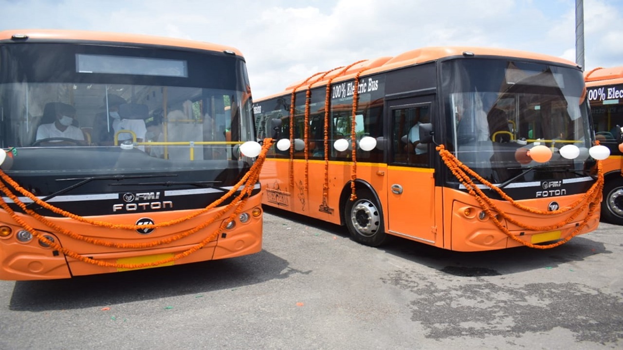 लखनऊ: सिटी इलेक्ट्रिक बसों में यात्रियों के साथ बड़ा धोखा, किराया एसी का सफर कर रहे साधारण में 