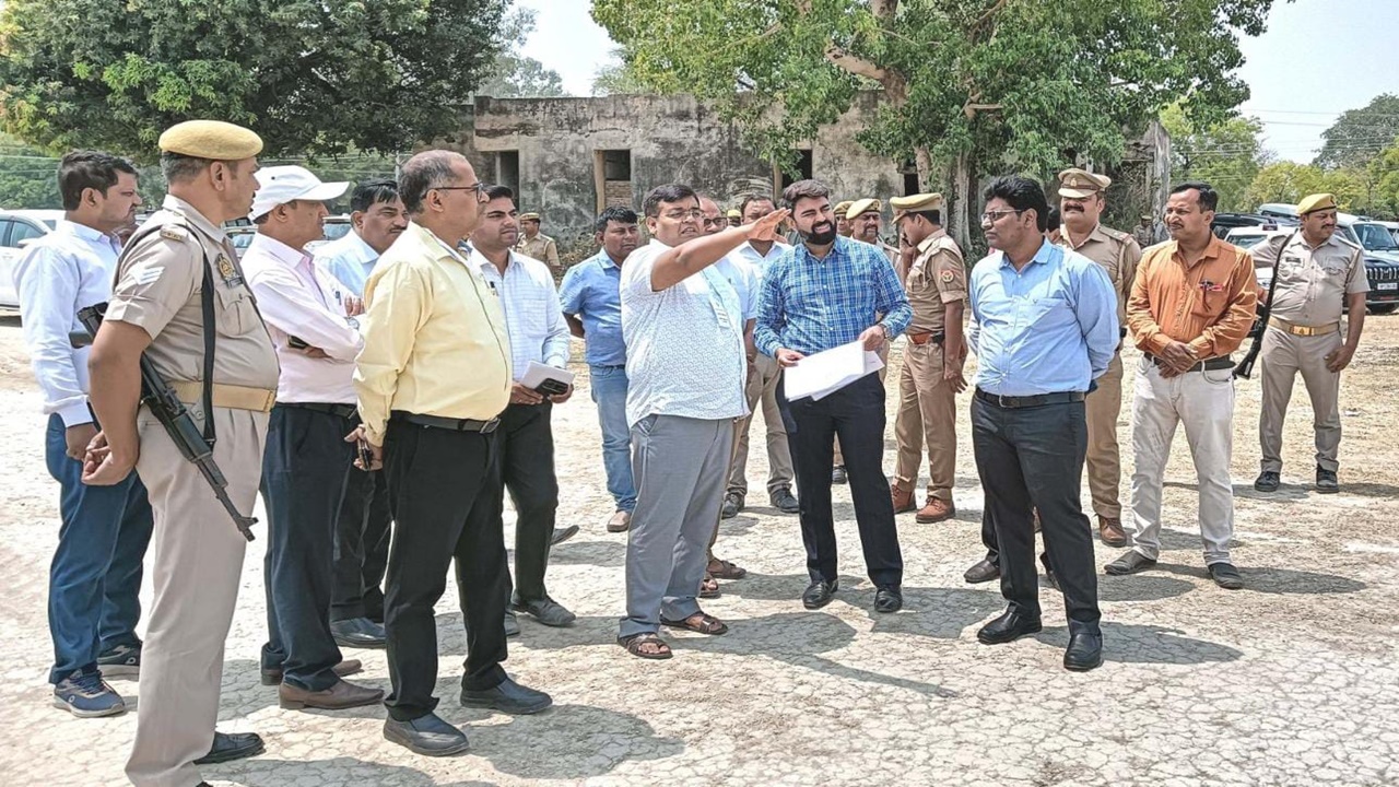 प्रतापगढ़: पोलिंग पार्टी रवाना स्थल पहुंचे डीएम व प्रेक्षक, देखी व्यवस्था