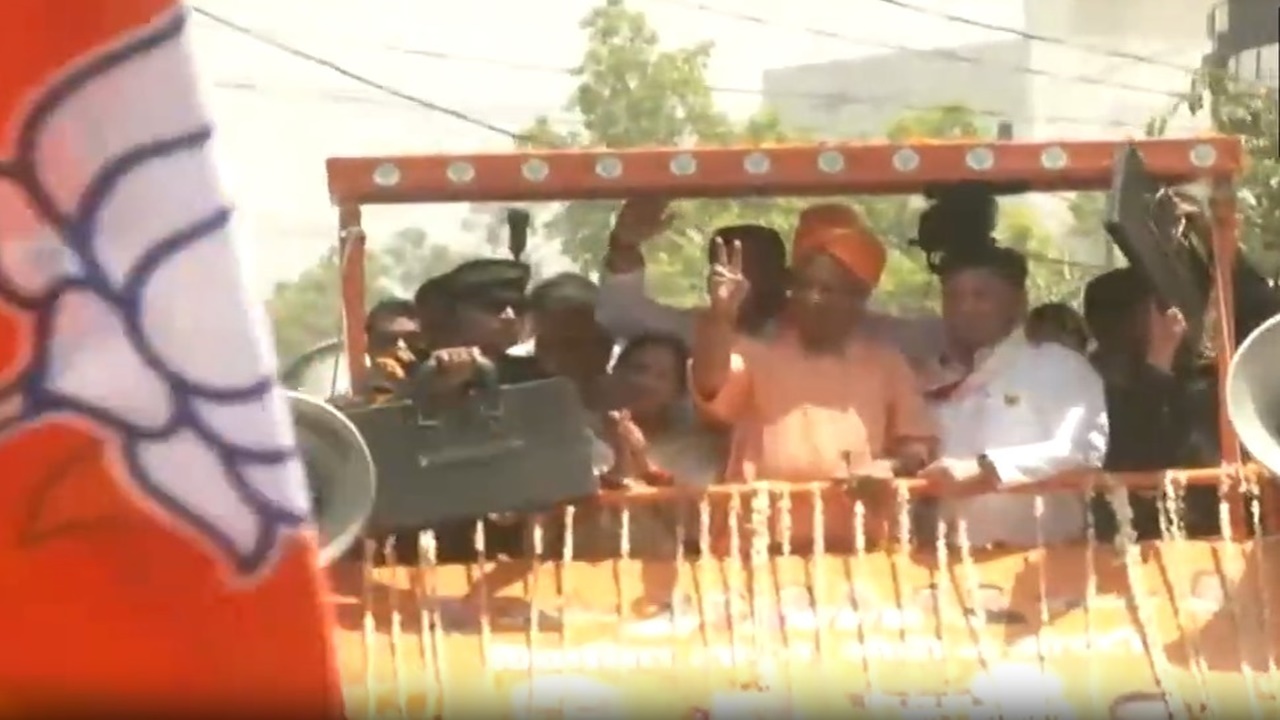 Video: मुख्यमंत्री योगी मैनपुरी में भाजपा उम्मीदवार के समर्थन में किया रोड शो, सपा कांग्रेस पर साधा निशाना 