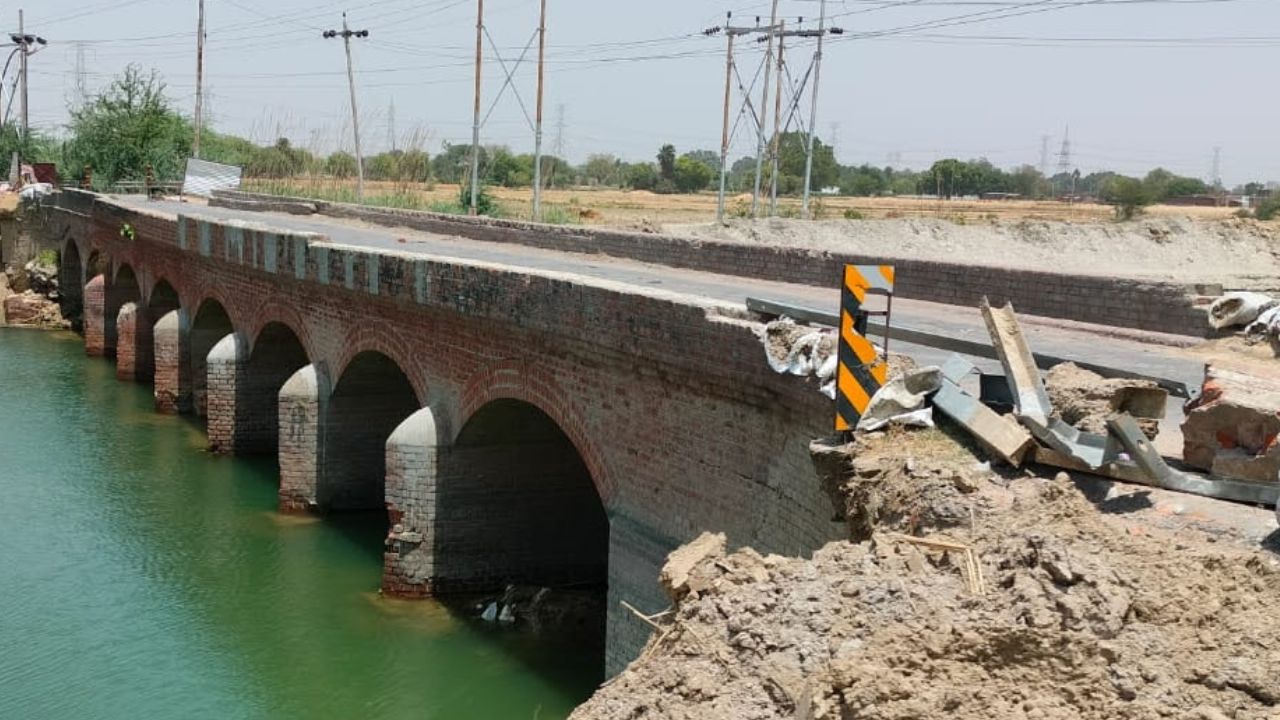 Kanpur: रामगंगा नहर पर पुल का निर्माण कार्य शुरू; भारी वाहनो के लिए किया गया रूट डायवर्जन 