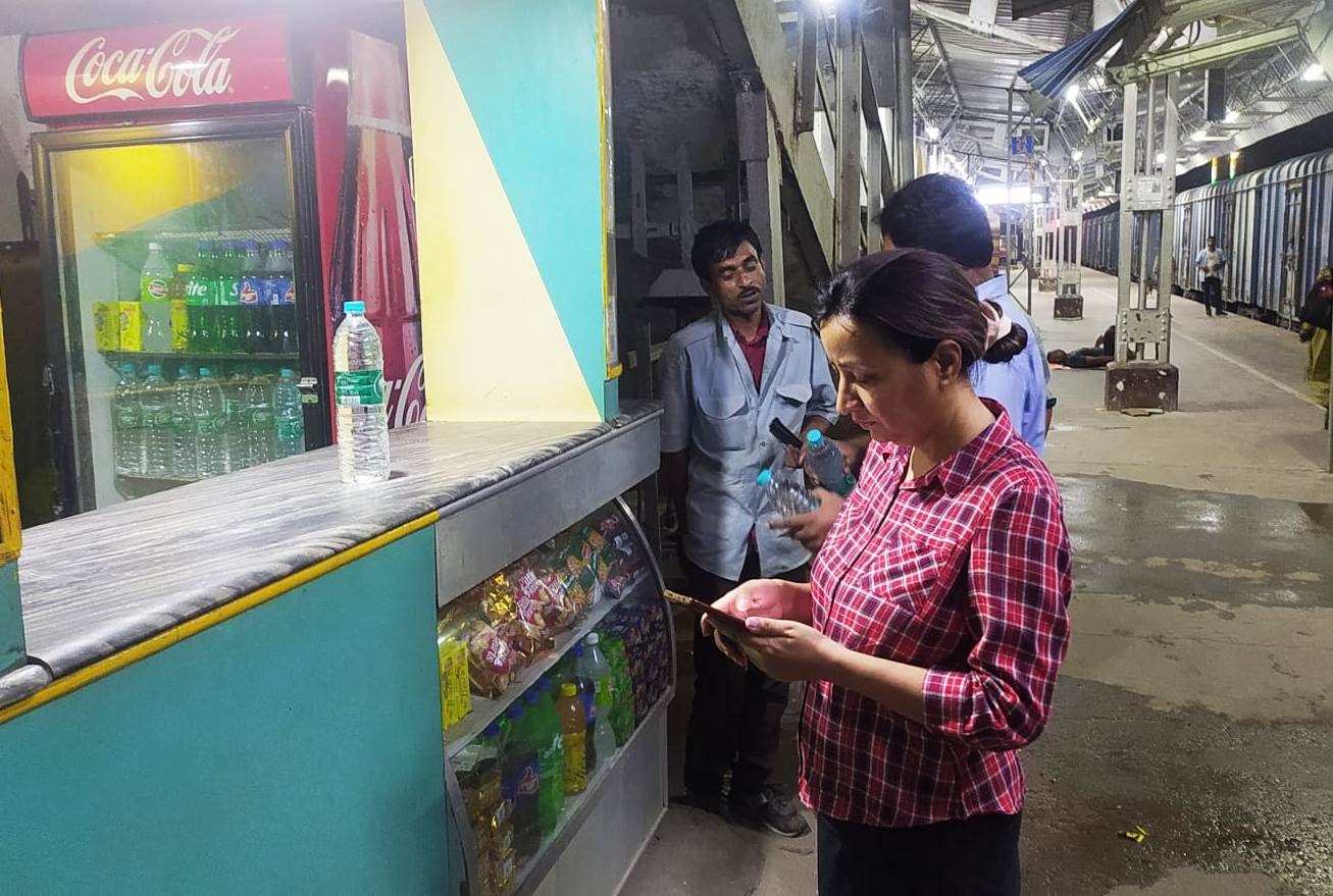 रेलवे स्टेशन पर चले रहे अवैध किचन पर सीनियर डीसीएम ने मारा छापा,वाणिज्य निरीक्षक निलंबित