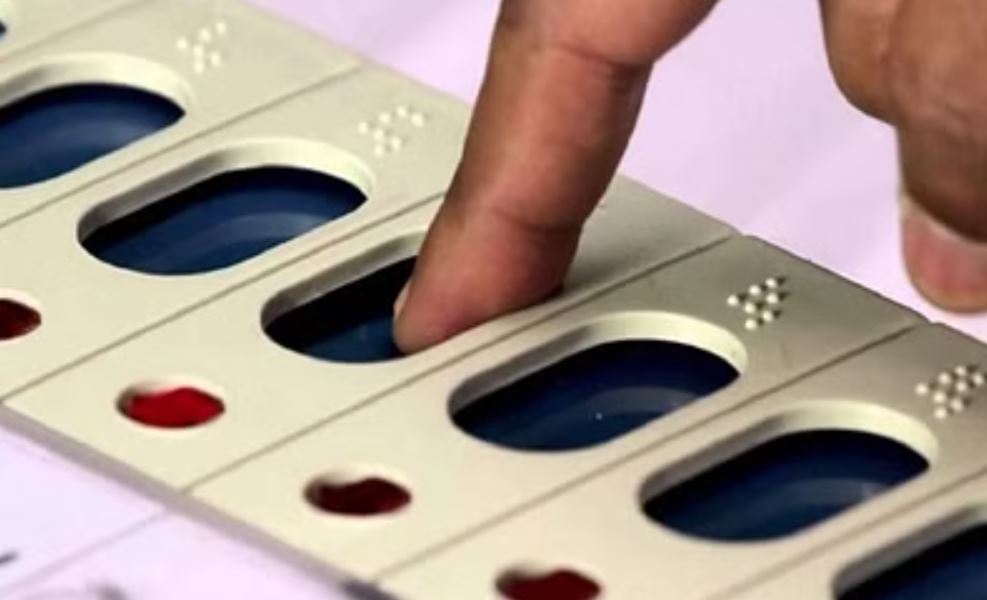 बरेली: कई मतदान केंद्रों पर EVM हुई खराब, प्रभावित रही वोटिंग