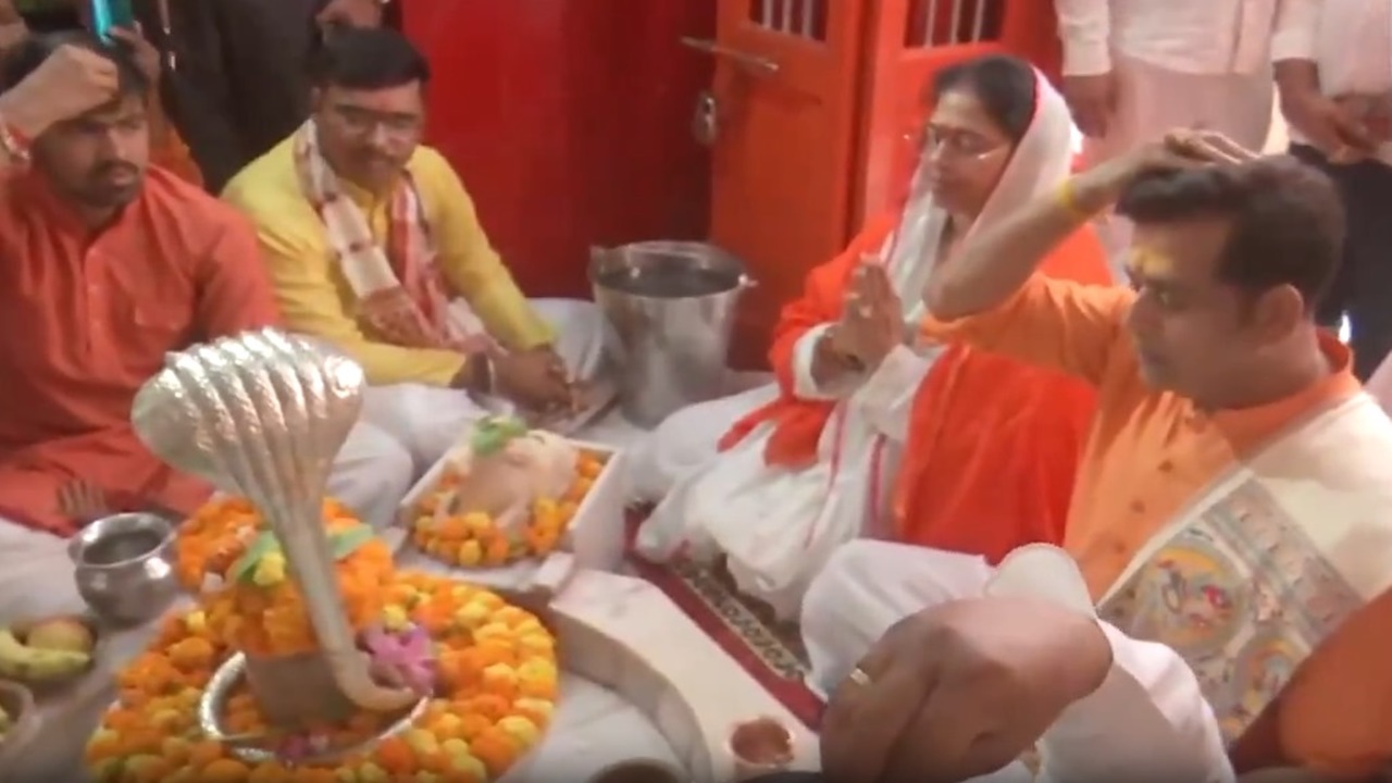 गोरखपुर: नामांकन से पहले भाजपा उम्मीदवार रवि किशन ने की गोरखनाथ मंदिर में पूजा 