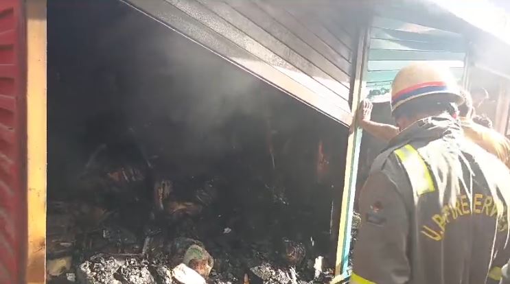 बरेली: इंदिरा मार्केट में कपड़ों की तीन दुकानों में लगी आग