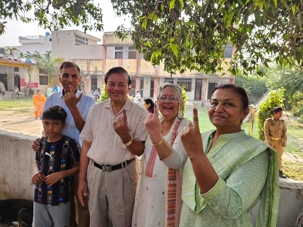 बरेली: डॉ. केशव और डॉ. अशोक ने किया मतदान, अन्य को किया प्रेरित