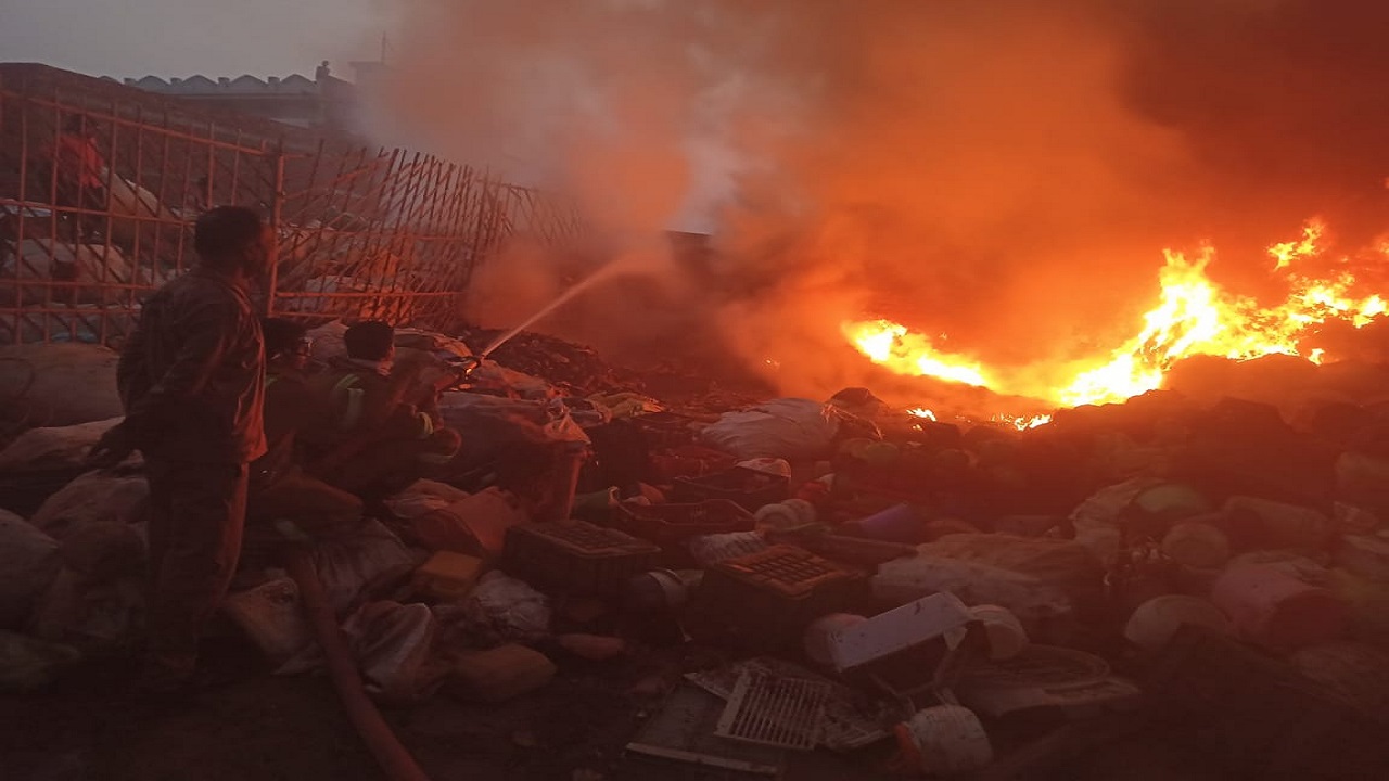 संभल :  कबाड़ के दो गोदामों में लगी आग, 4.50 लाख का नुकसान 
