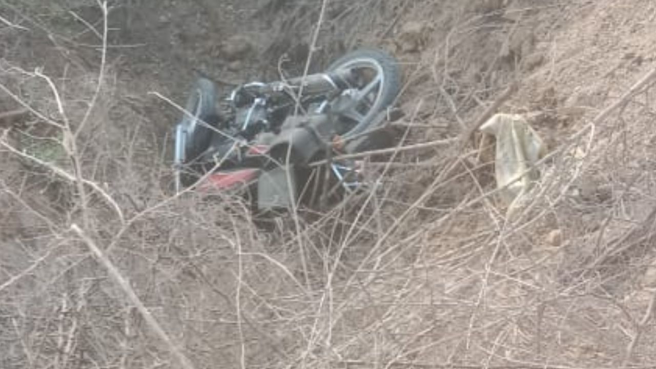 Hamirpur Accident: झाड़-फूंक कराकर लौटते समय बाइक असंतुलित होकर गहरे खड्ड में जा घुसी...एक की मौत, एक घायल 